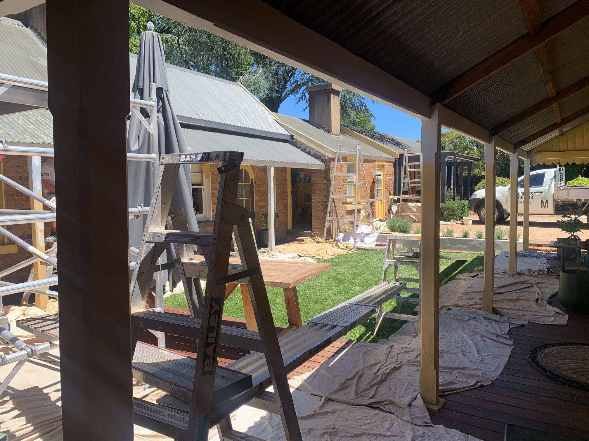 Heritage stone verandah in Bathurst NSW part way through repainting with detailed trim work