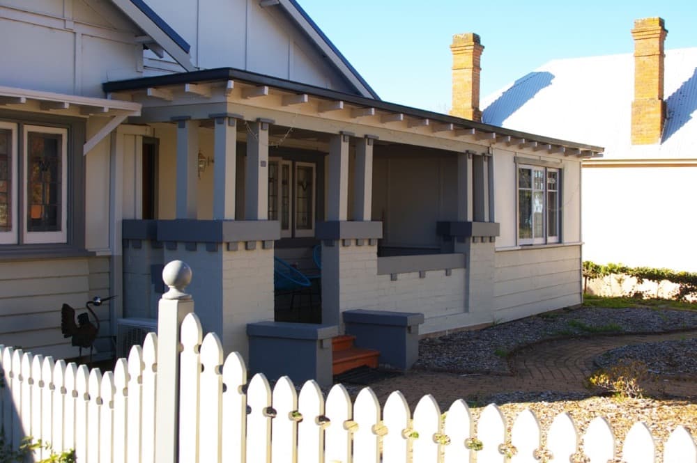 Craftsman porch grey-blue colour scheme